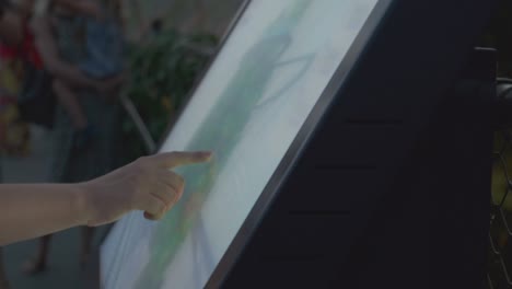 3d-model van een gebouw op een touchscreen