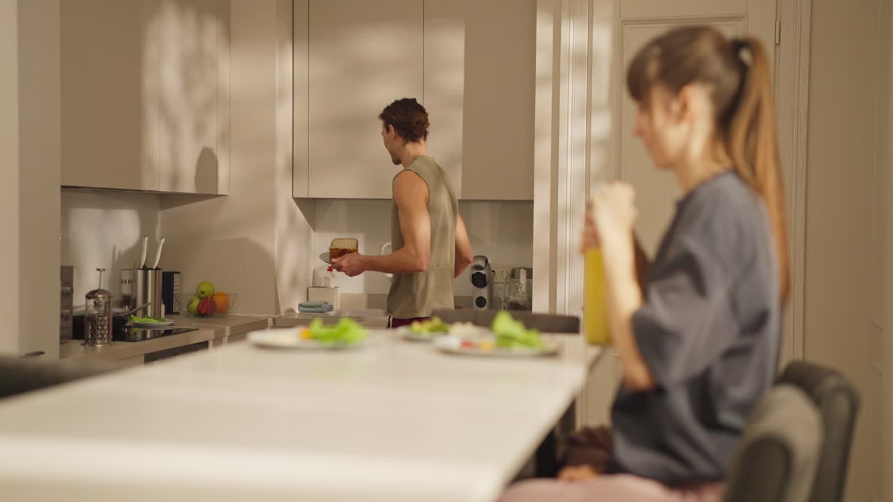 Una coppia che fa colazione in cucina