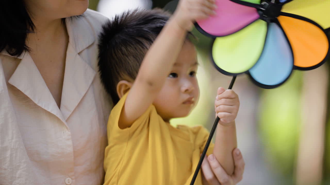 여자와 어린 아이가 소풍을 가다