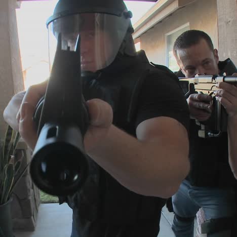 dea officers with arms drawn perform a drug raid on a house 1