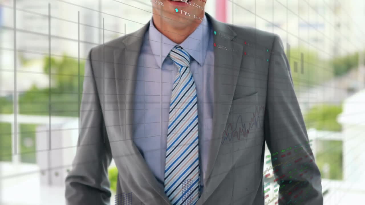 사무실에 있는 백인 사업가에 대한 금융 데이터 처리의 애니메이션