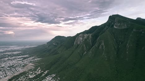 CERRO-DE-LA-SILLA-TARDE-NUBLADA-MONTERREY-NUEVO-LEON-MEXICO-VERANO-VUELO-DRON