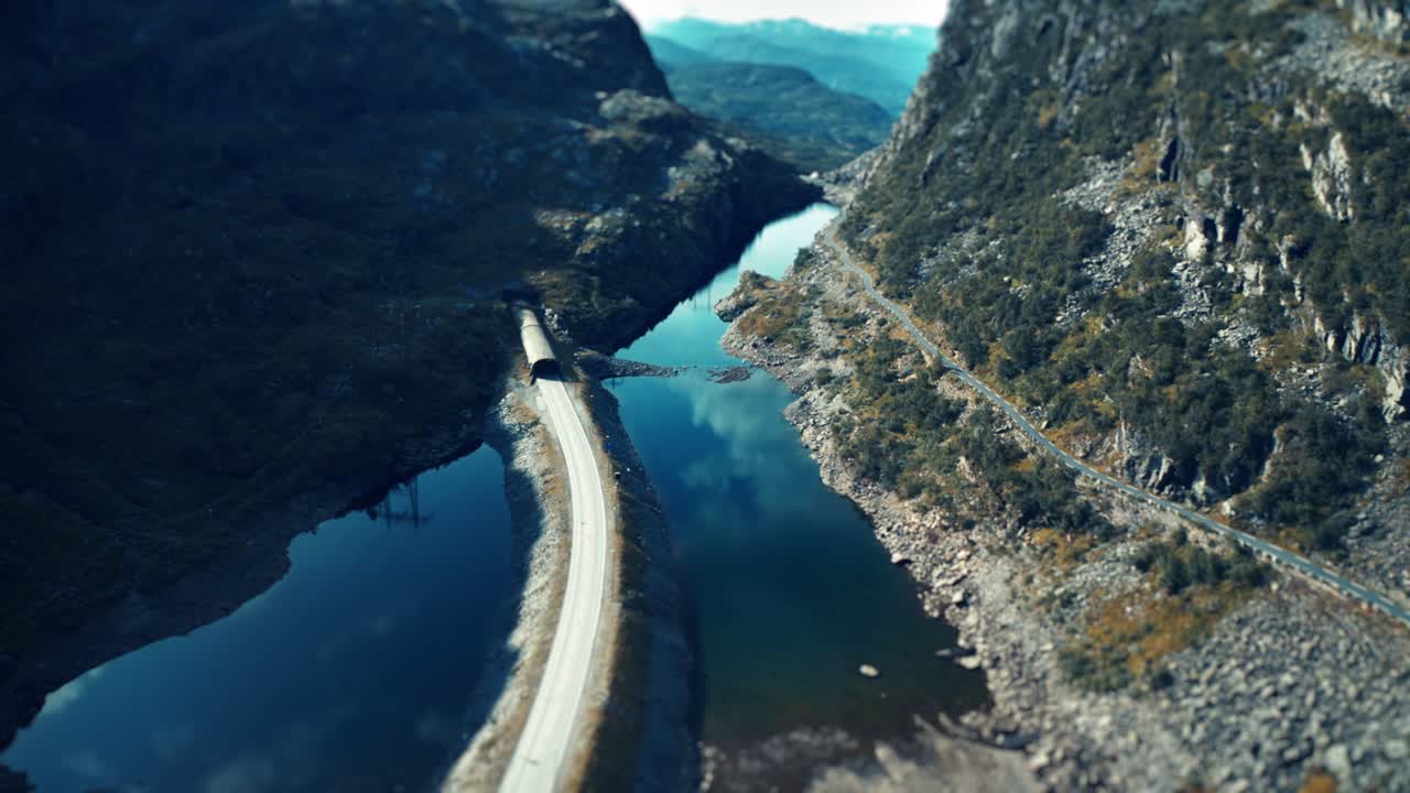 계곡을 통과하여 터널로 이어지는 좁은 도로의 조감도