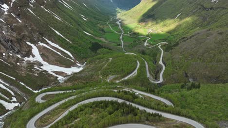 presentando noruega sinuosa carretera de montaña curva strynevegen en hjelledalen noruega - valle que pasa por el valle y conduce a la montaña strynefjellet