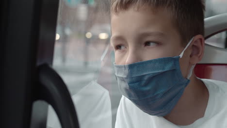 Niño-Con-Mascarilla-Viajando-En-Autobús