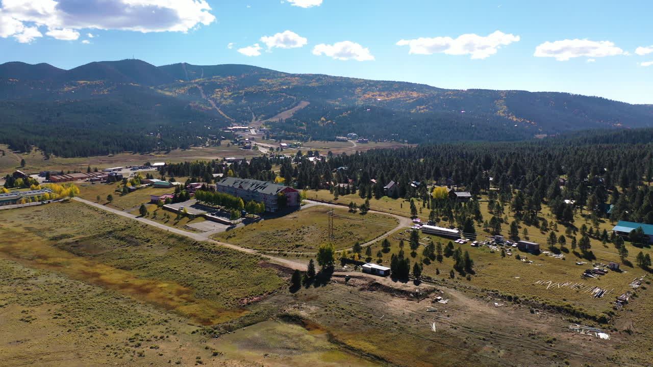 엔젤 파이어, 뉴 멕시코 마을의 공중  ⁇ 도와 여름에 산에 스키 리조트
