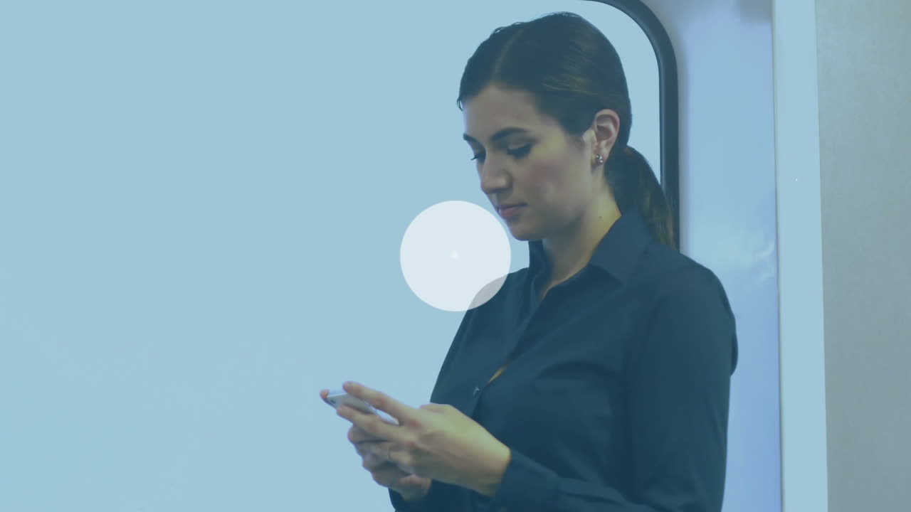 animación de la red de conexiones con personas iconos sobre mujer biracial usando teléfono inteligente