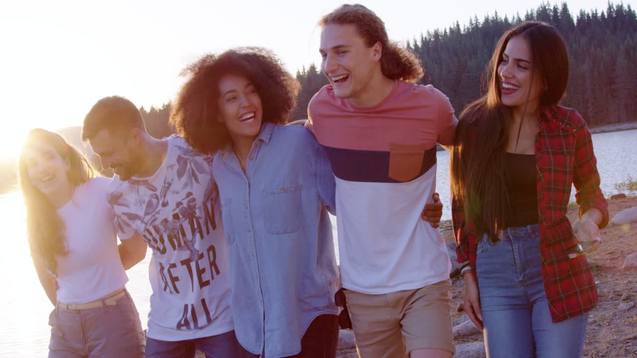 호수 에서 해가 지는 것을 즐기는 친구들