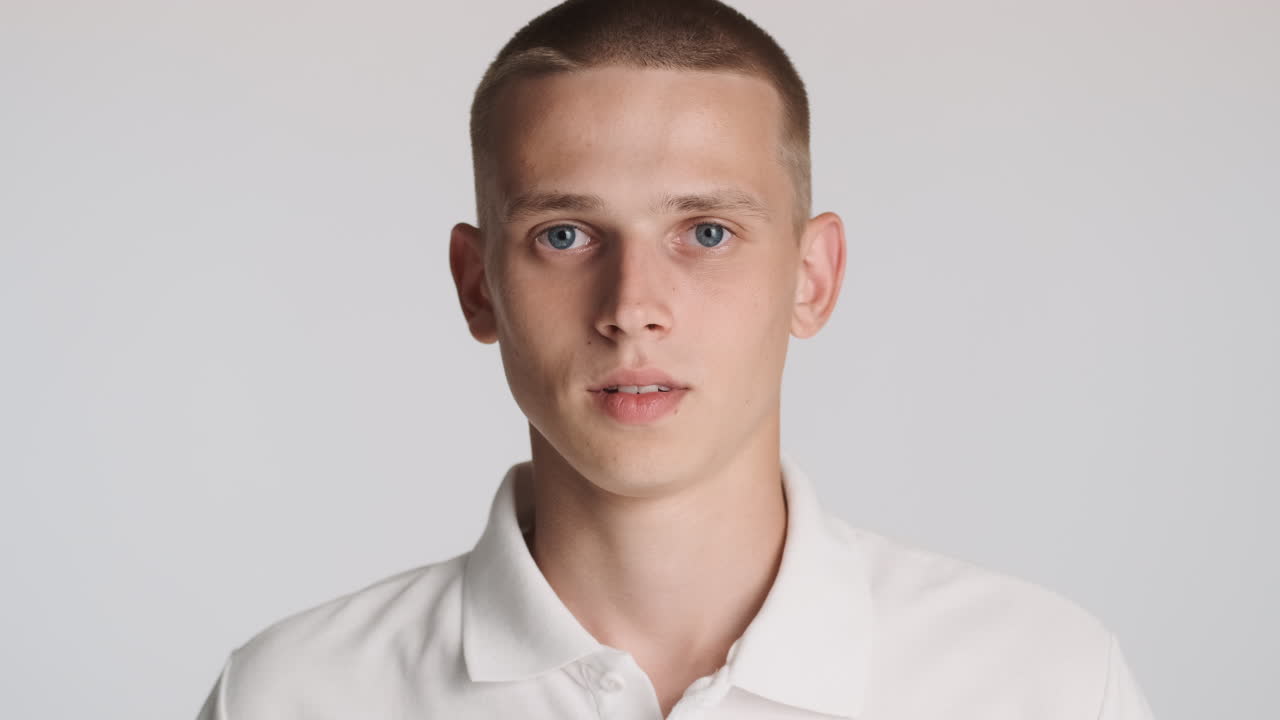 젊은이가 머리로 "아니요"라고 말합니다.