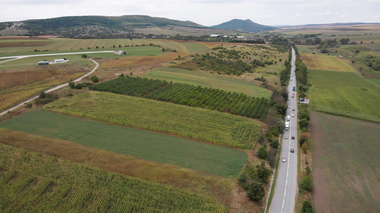 Toma aérea con dron sobre las carreteras rurales de Bulgaria