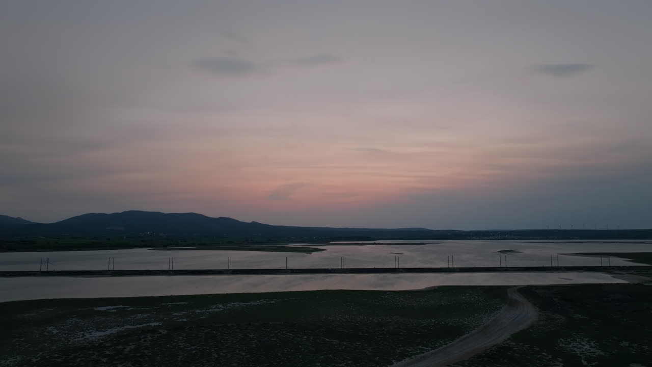 어두운 습지 위로 향하는 비행
