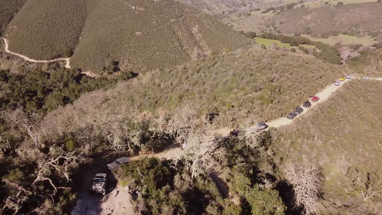 línea de 4x4 tratando de escalar extrema fuera de carretera pista de curso de entrenamiento, vista aérea