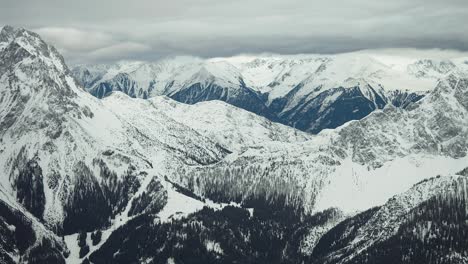 Österreichische-Alpen-Im-Winter---Dünne-Schneedecke-Auf-Den-Dunklen-Bergen