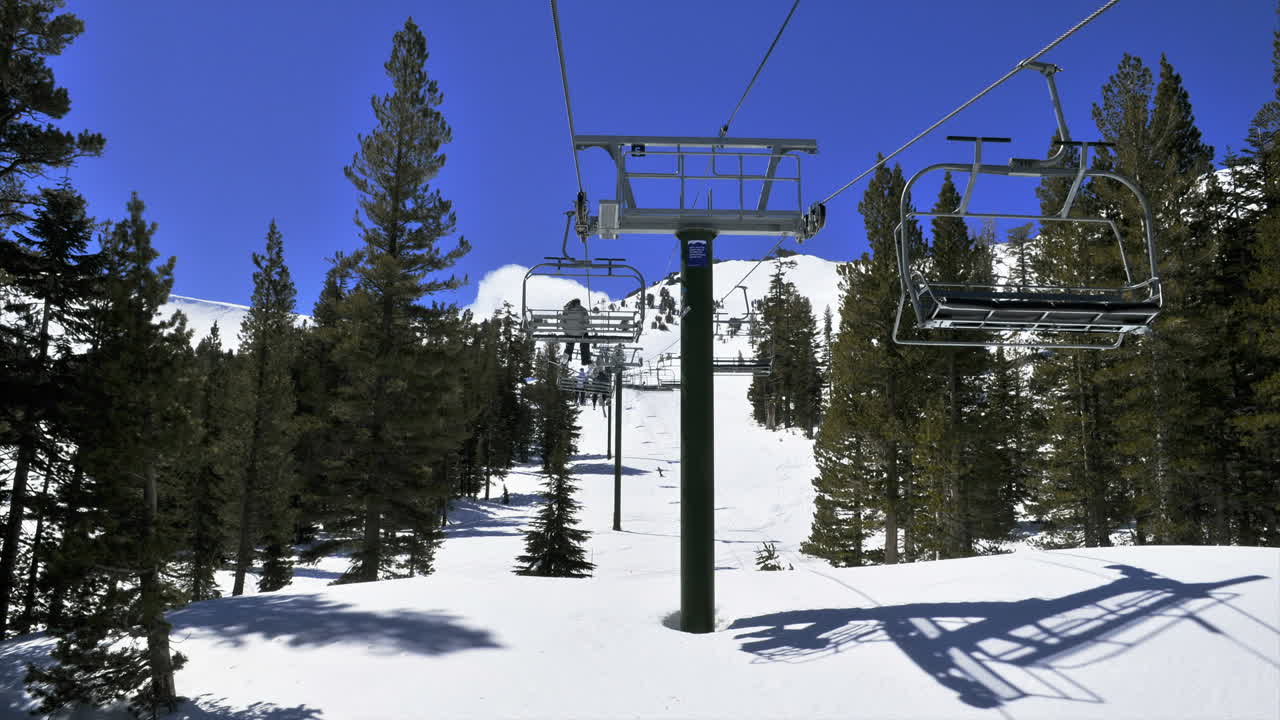 산에서 스키 리프트를 타는 누군가의 pov