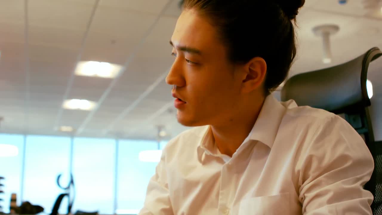 책상 에서 그래픽 태블릿 을 사용하는 그래픽 디자이너