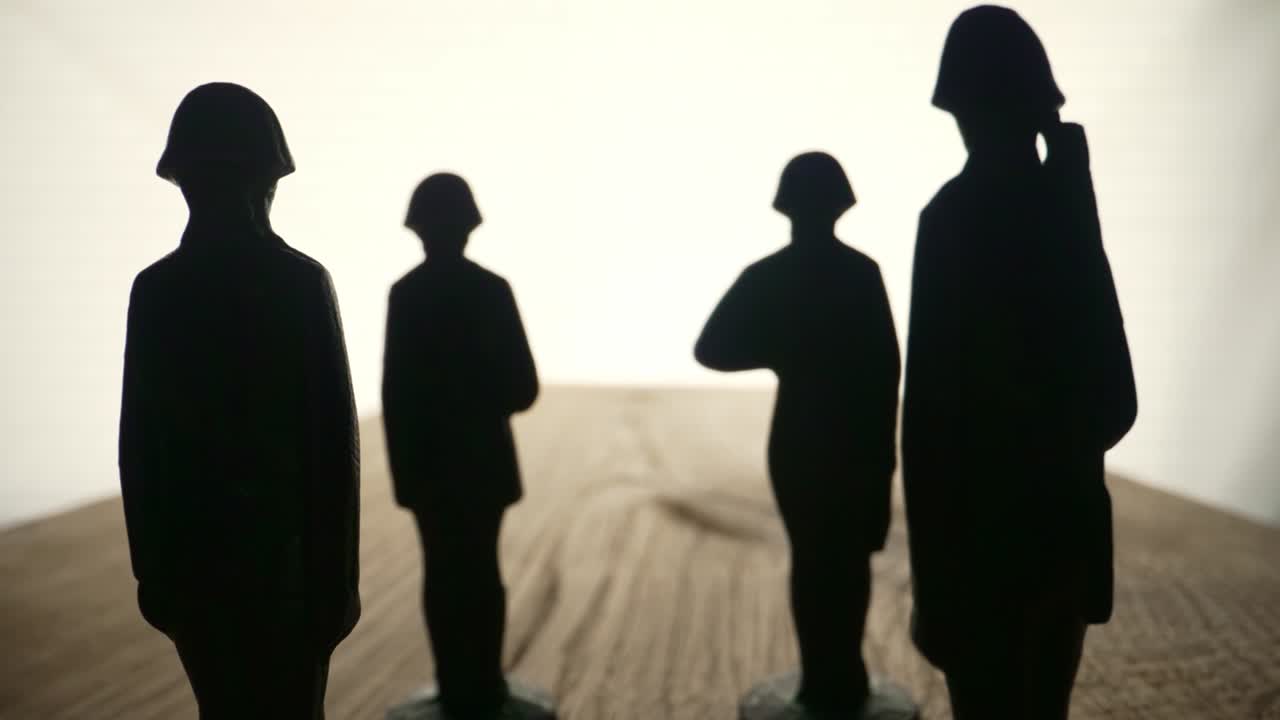 군대, 군대, 병사들의 금속 형상 4k. 검은 바탕에 장난감 병사. 군사 테마