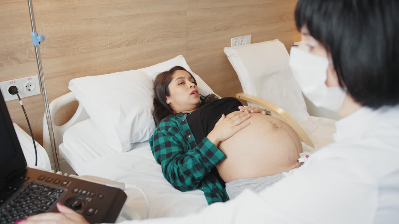 의사의 사무실에 있는 임신한 여성