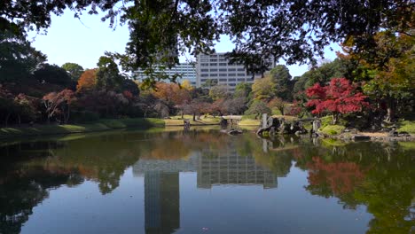 Langsames-Vordringen-In-Richtung-Des-Wunderschönen-Japanischen-Landschaftsgartens-Und-Der-Wolkenkratzer-In-Tokio