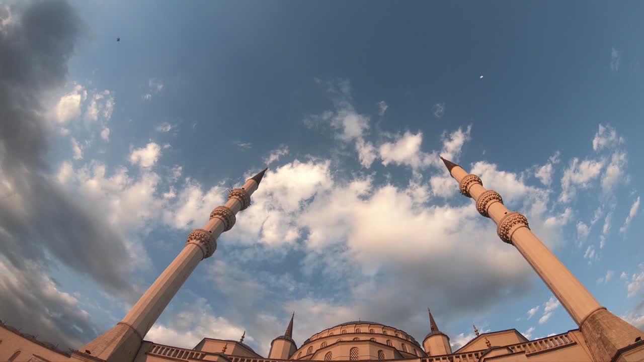 la mezquita de kocatepe en ankara, video de lapso de tiempo. el minarete de la mezquita el cielo y las nubes