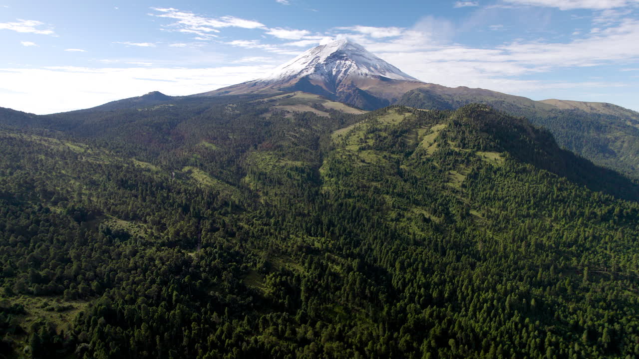 tiro de drones con vista hacia abajo durante la mañana, con una vista panorámica del pico nevado del volcán popocatepetl en la ciudad de méxico