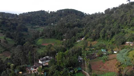 Vista-Aérea-De-Casas-Remotas-En-Montañas-Verdes-En-Ella,-Sri-Lanka