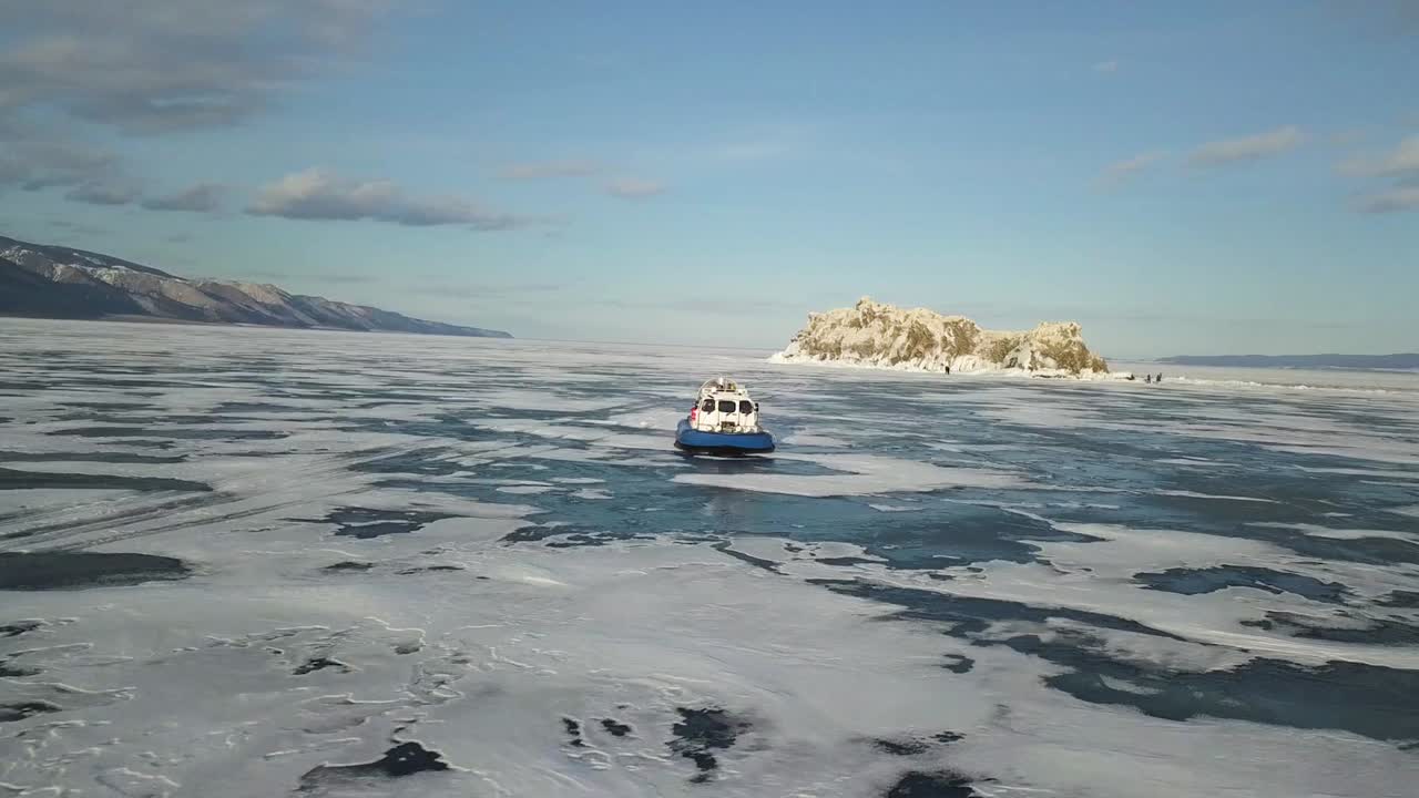 гидроплавучая лодка на замерзшем озере байкал