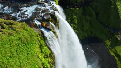 Río-Seljalandsá-Cayendo-Como-Cascada-Seljalandsfoss-Y-Creando-Un-Arco-Iris-En-Islandia---Toma-Aérea-Giratoria