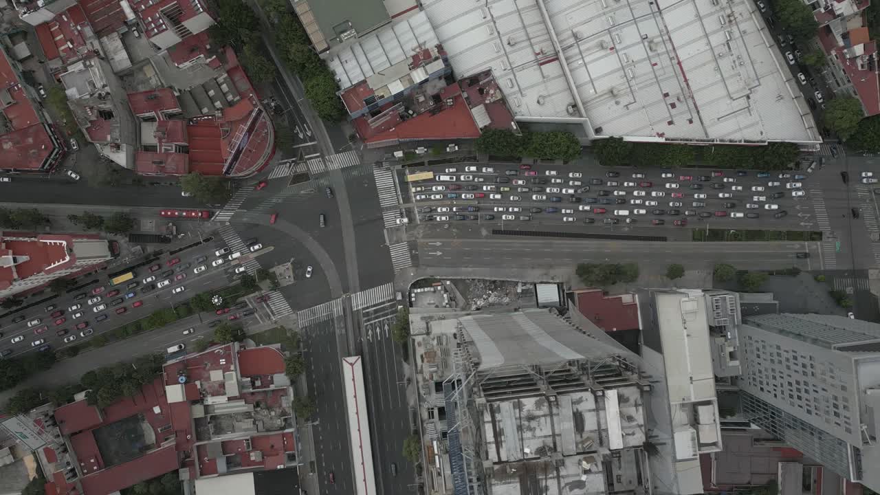 vista aérea hacia abajo en una gran intersección y tráfico en la ciudad de méxico