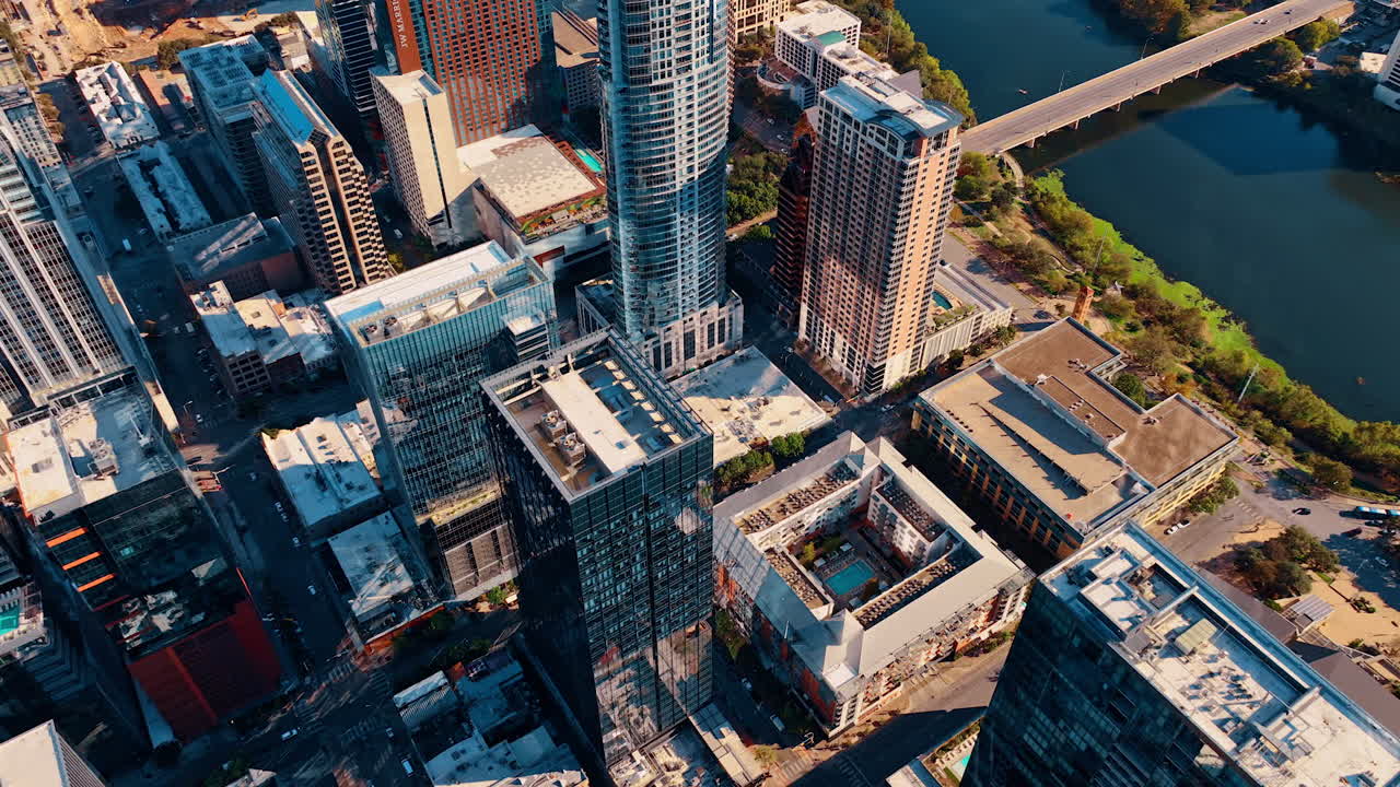 Austin, EUA, 21 de novembro de 2025: Vista aérea do Lago Lady Bird e da Ponte Congress Avenue. Perspectiva de cima para baixo do rio, da ponte com tráfego e dos arranha-céus ao redor no centro da cidade.