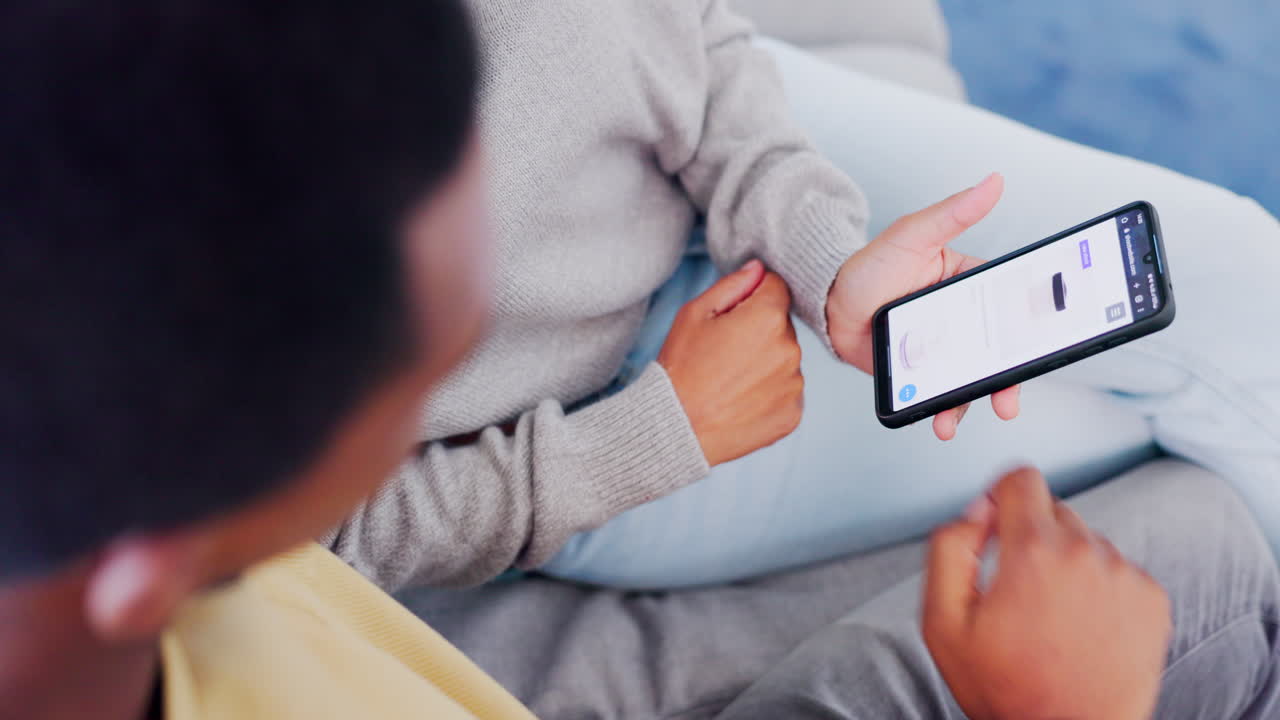 gastos generales, teléfono y comercio electrónico con una pareja