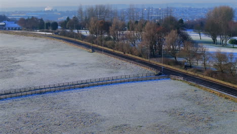 Erstellen-Einer-Drohnenaufnahme-Von-Feldern-In-Vororten-Mit-Straße-Am-Frostigen-Morgen-In-Woodhall,-Yorkshire