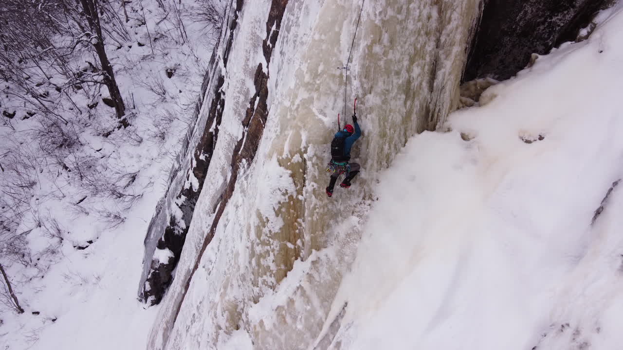 Deux grimpeurs faisant de l'escalade sur glace au Canada