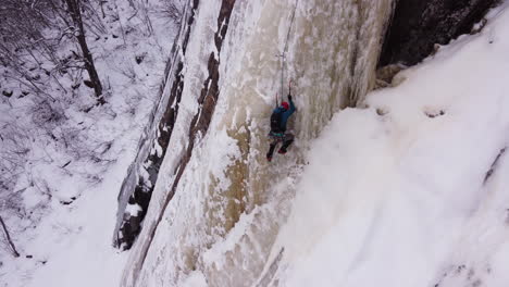 Two-climber-ice-climbing-in-Canada