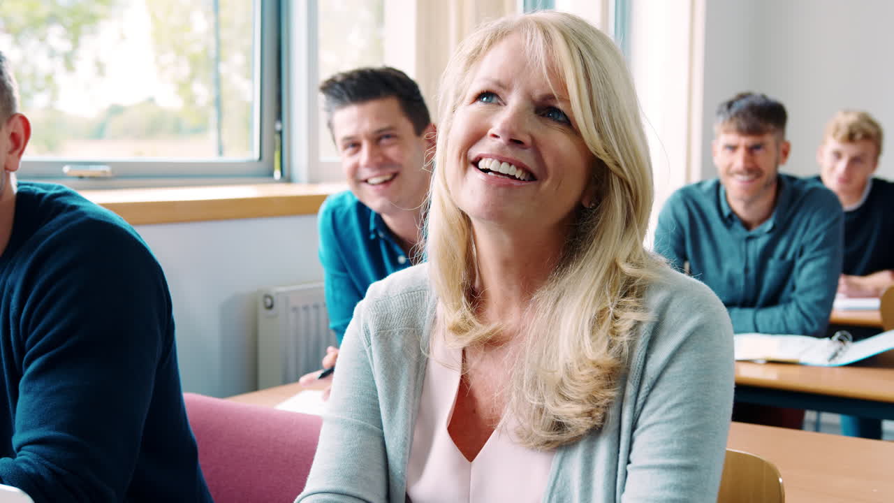 mujer madura en la universidad que asiste a clases de educación de adultos