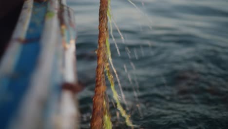 Aufnahme-Eines-Fischers,-Der-Ein-Seil-Aus-Dem-Meer-Zieht