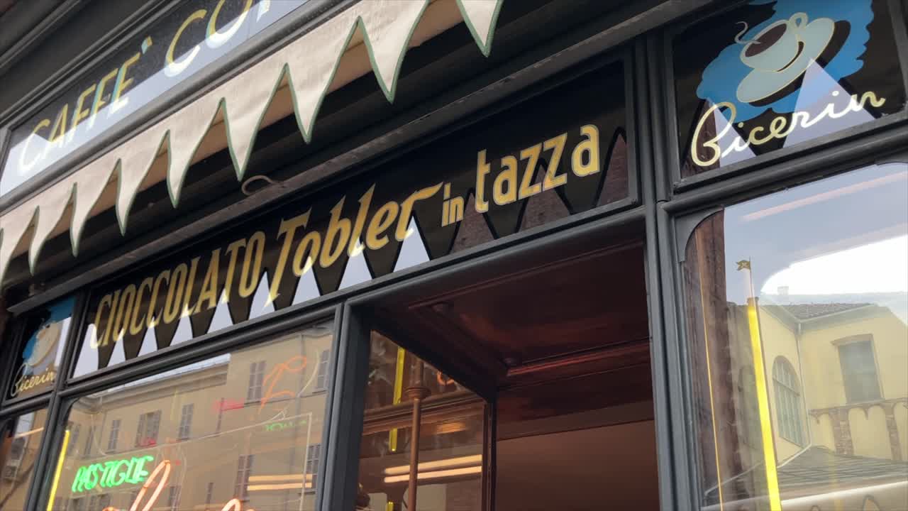 토리노의 유서 깊은 카페 알 비세린 외부 전경
