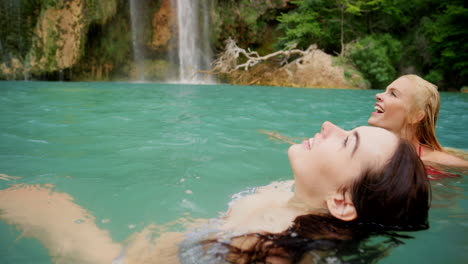 Wasserfall,-Natur-Und-Freunde-Schwimmen