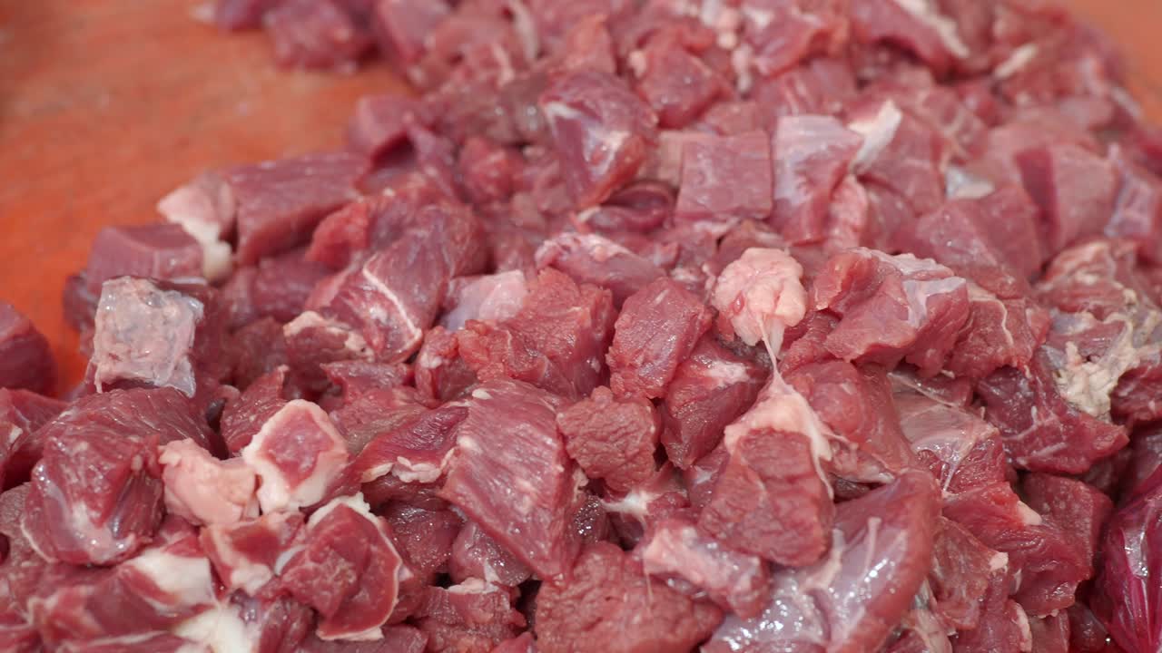 Tampilan Dekat Daging Mentah Potong Dadu