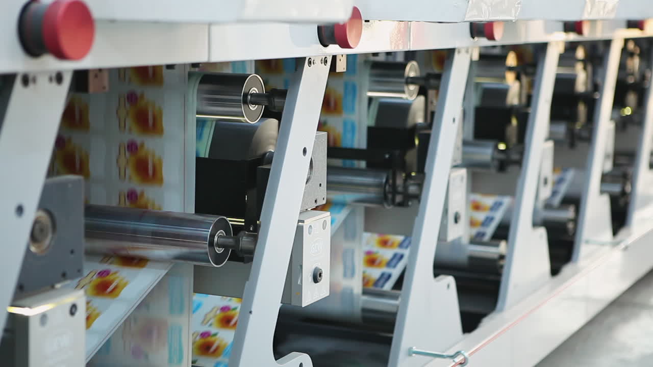 서보 자동 인쇄 라벨 기계의 긴 금속 몸체는 종이 시트에 회전 원통 롤러와 드럼을 가지고 있습니다.