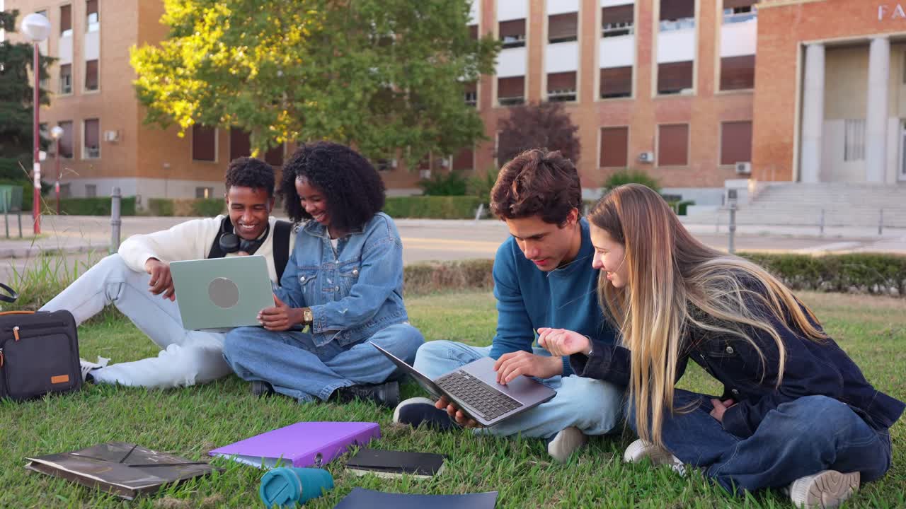 Studerende, der studerer sammen på universitetsområdet