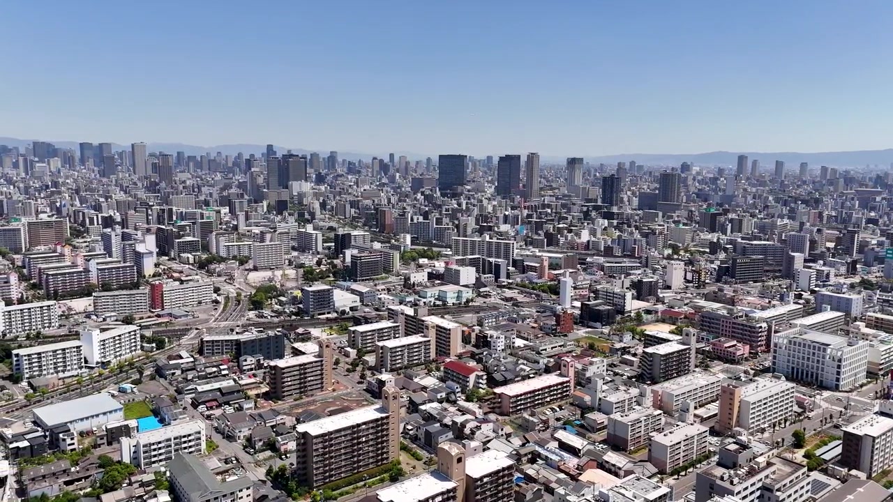 手前には小さな建物、奥には高層ビル群、大阪、日本