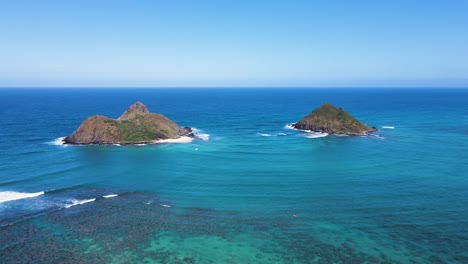 na mokulua - dos islas de islotes con mar azul tranquilo en verano desde la playa de lanikai en kailua, oahu, hawaii