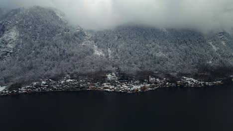 Imágenes-Filmadas-Con-Un-Dron-Sobre-Un-Lago-En-Un-Pueblo-Llamado-Hallstatt-En-Austria-En-Europa