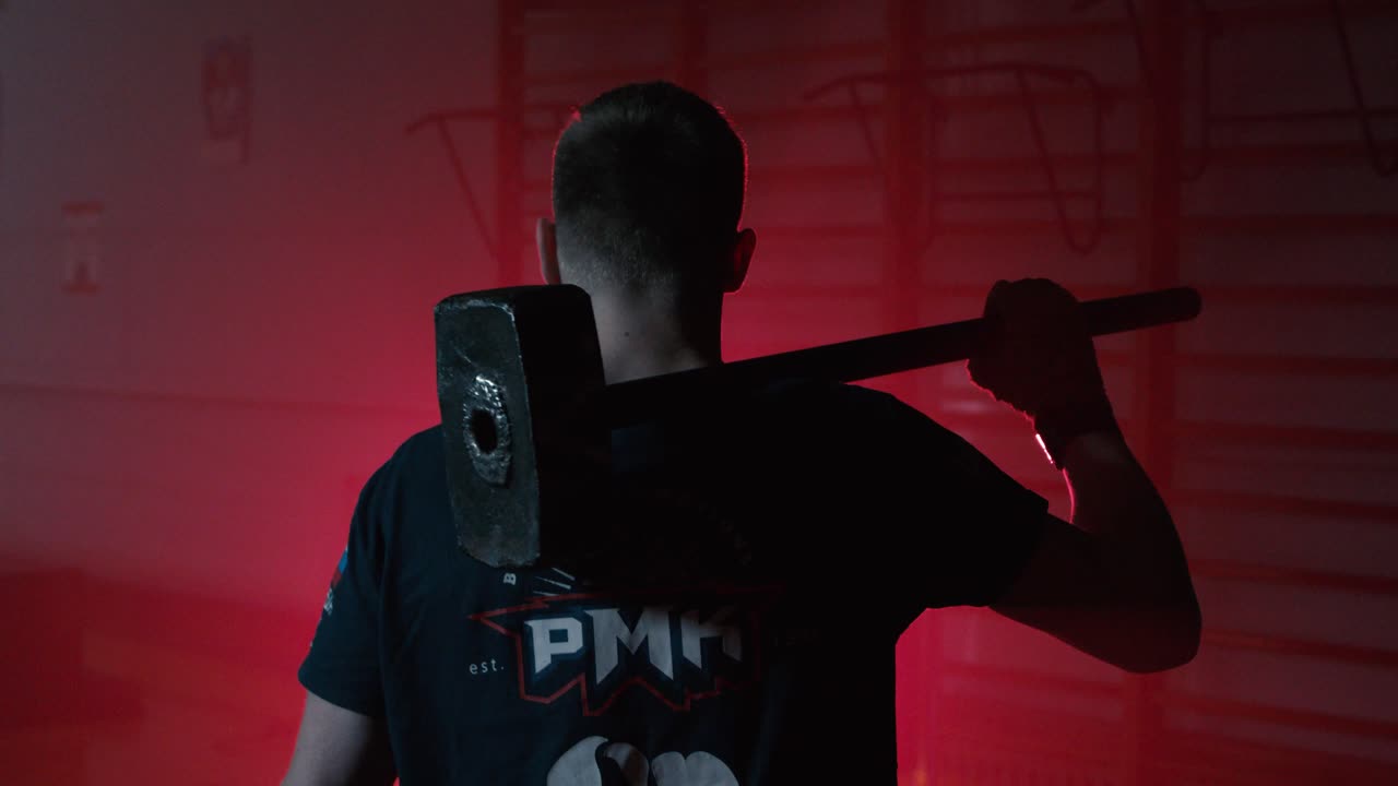 어깨에 망치를 든 남자