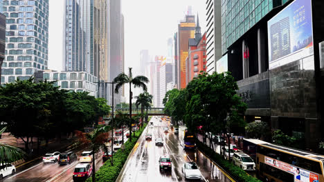 Verkehr-Auf-Der-Nassen-Gloucester-Road,-Hongkong-Bei-Düsterem,-Bewölktem-Regen