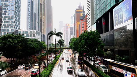 Tráfico-En-La-Carretera-Mojada-De-Gloucester,-Hong-Kong-Durante-La-Lluvia-Sombría-Y-Nublada