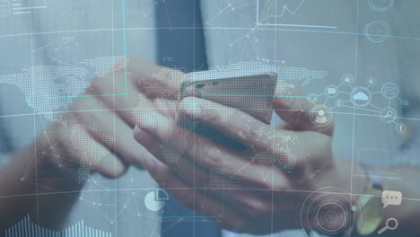 animación de iconos y puntos conectados, gráfico, mapa, sección media de un hombre caucásico usando un teléfono móvil