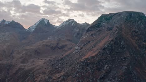 Majestuosos-Picos-Montañosos-Al-Atardecer-Con-Un-Suave-Resplandor-En-El-Horizonte