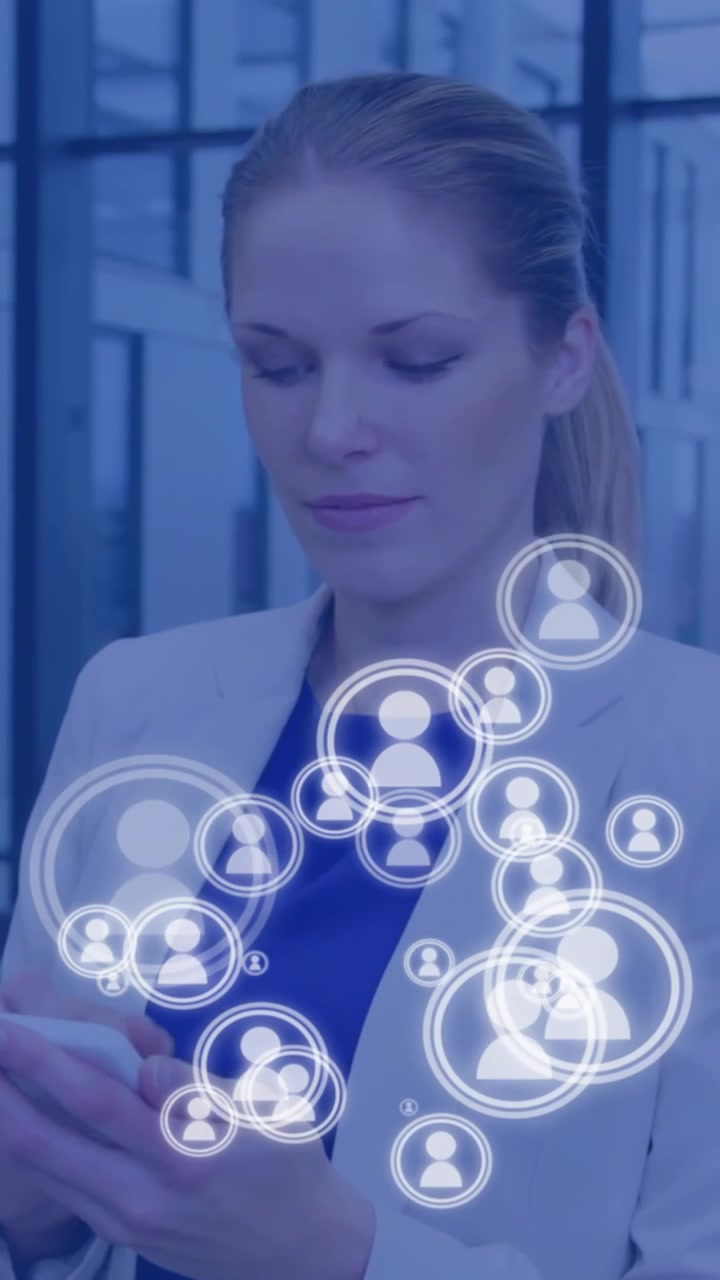 Animazione di icone dei social media su donna d'affari caucasica che usa lo smartphone
