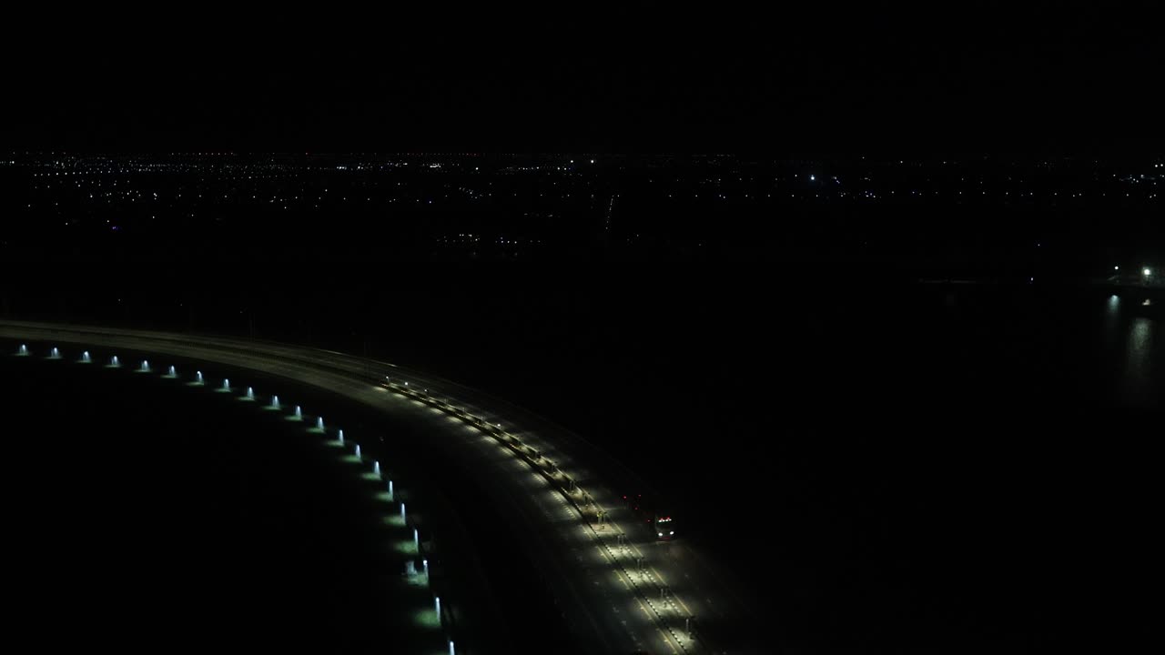 luces nocturnas de la ciudad y vista aérea de la carretera